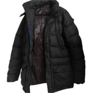 Lång Tommy Hilfiger Jacka - helt oanvänd Tommy Hilfiger jacka, herr storlek S men passar som unisex.