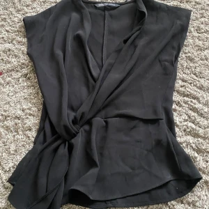 Blus från Zara - Svart blus från Zara i storlek xs, säljer då den är för liten✨