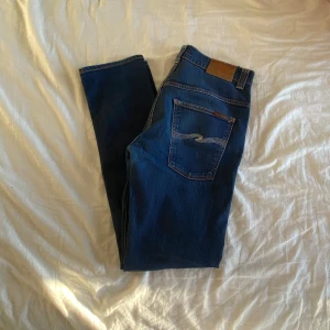 Nudie jeans - Sjukt feta nudie jeans i nyskick, slim fit. Storlek är 34/34 men sitter mer som 32/32