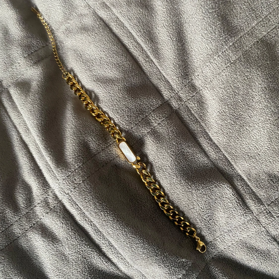 Guldarmband med pärldetalj - 90