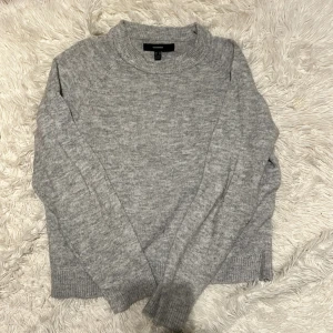 Grå stickad tröja från H&M - Mysig grå stickad tröja från vero Moda i storlek M. Perfekt för kyliga dagar med sin mjuka och bekväma passform. 