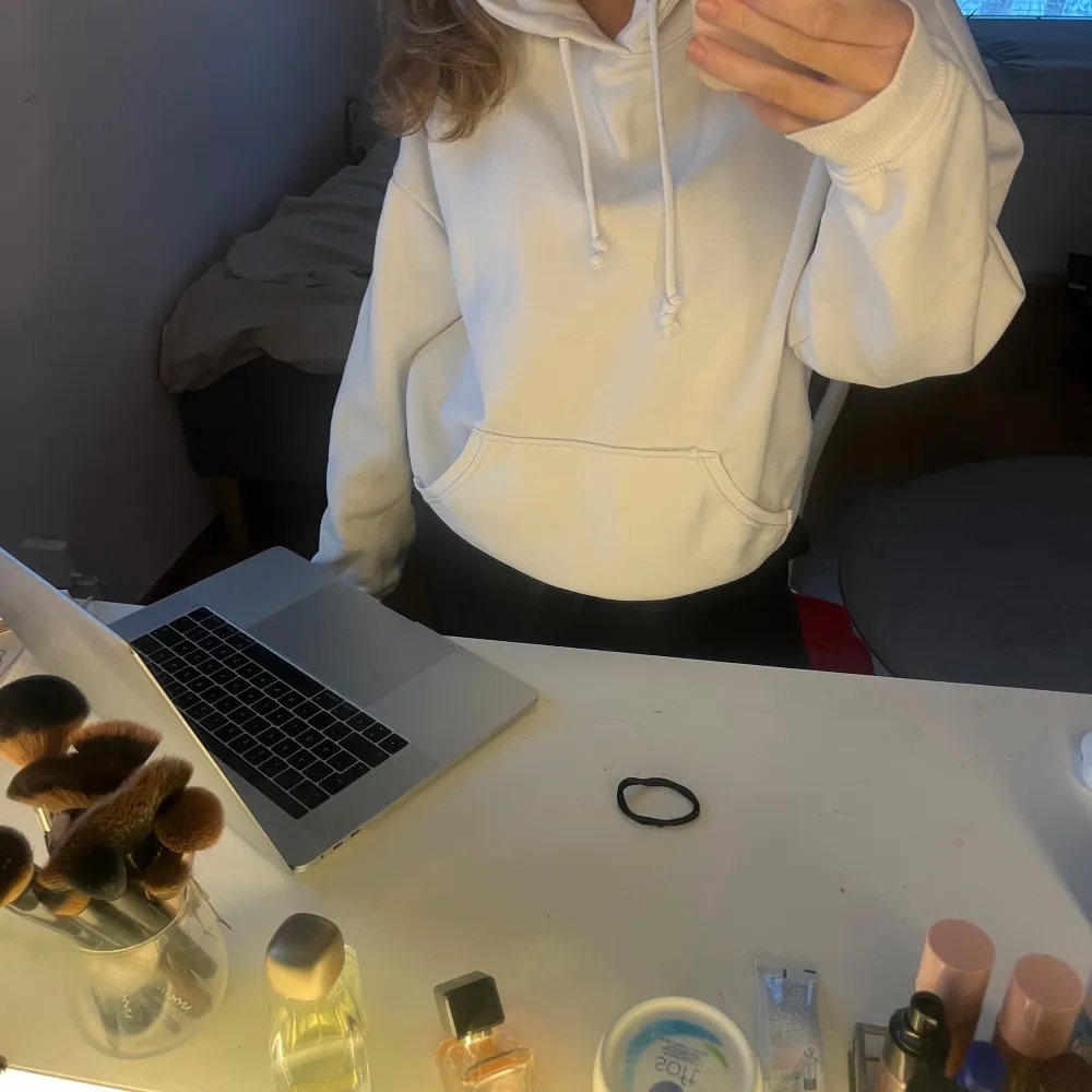 Säljer min jättemysiga vita BikBok hoodie i storlek S men passar även Xs och M! Väldigt bra skick, använt några gånger. Passar till allt och perfekt till hösten och vintern!❤️. Tröjor & Koftor.