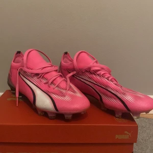  fotbollsskor från Puma - Säljer de för att jag inte använder de, används 1 gång riktigt sköna inga skador som nya, storlek 42,5 köpta för 1100