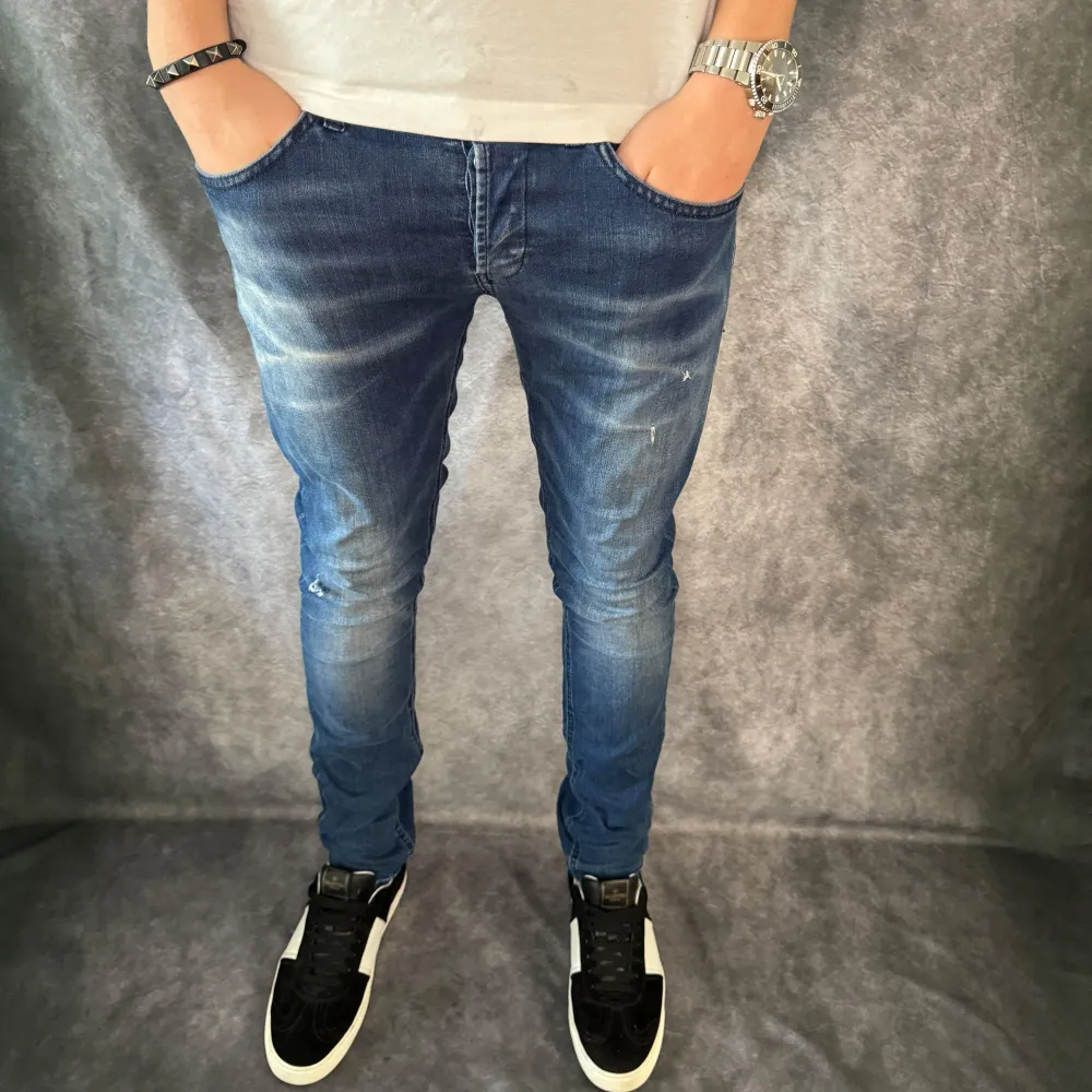 // Dondup George jeans | storlek w32, benlängd: 104cm, midjemått: 43cm | Nypris runt 4000 | Kontakta för fler frågor eller funderingar // Deluxecloset . Jeans & Byxor.