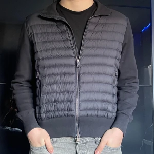 Moncler cardigan - Säljer min moncler cardigan som är äkta. Har användt den lite men det märks inte. Det är storlek S men passar M lika bra. Skriv privat om du har frågor. 