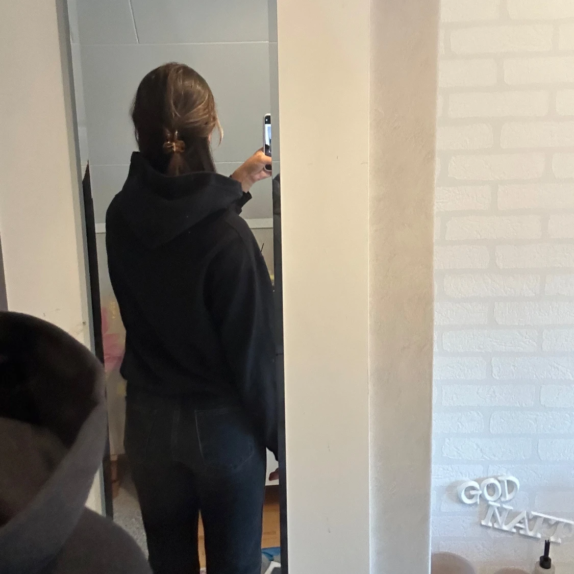 Svart hoodie med tryck - 91