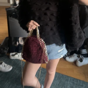 Stella McCartney liknande väska  - Säljer min fina vinröda Stella McCartney liknande väska! Stickad men guldkedja och köptes i somras. Som nyskick🤩💋nypris 800kr