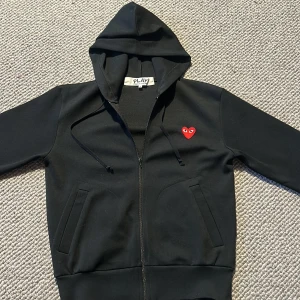 Cdg zip hoodie - Säljer denna skit snygga cdg zip hoodien, köpt från Nk för ca 3000. Pris går att diskuteras vid snabb affär!