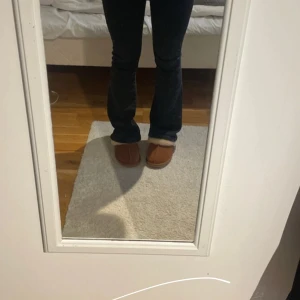 Svarta bootcut jeans - Säljer ett par snygga svarta bootcut jeans i mycket bra skick. De har en klassisk design med normal passf. De är från Bik Bok, nypris 699💓