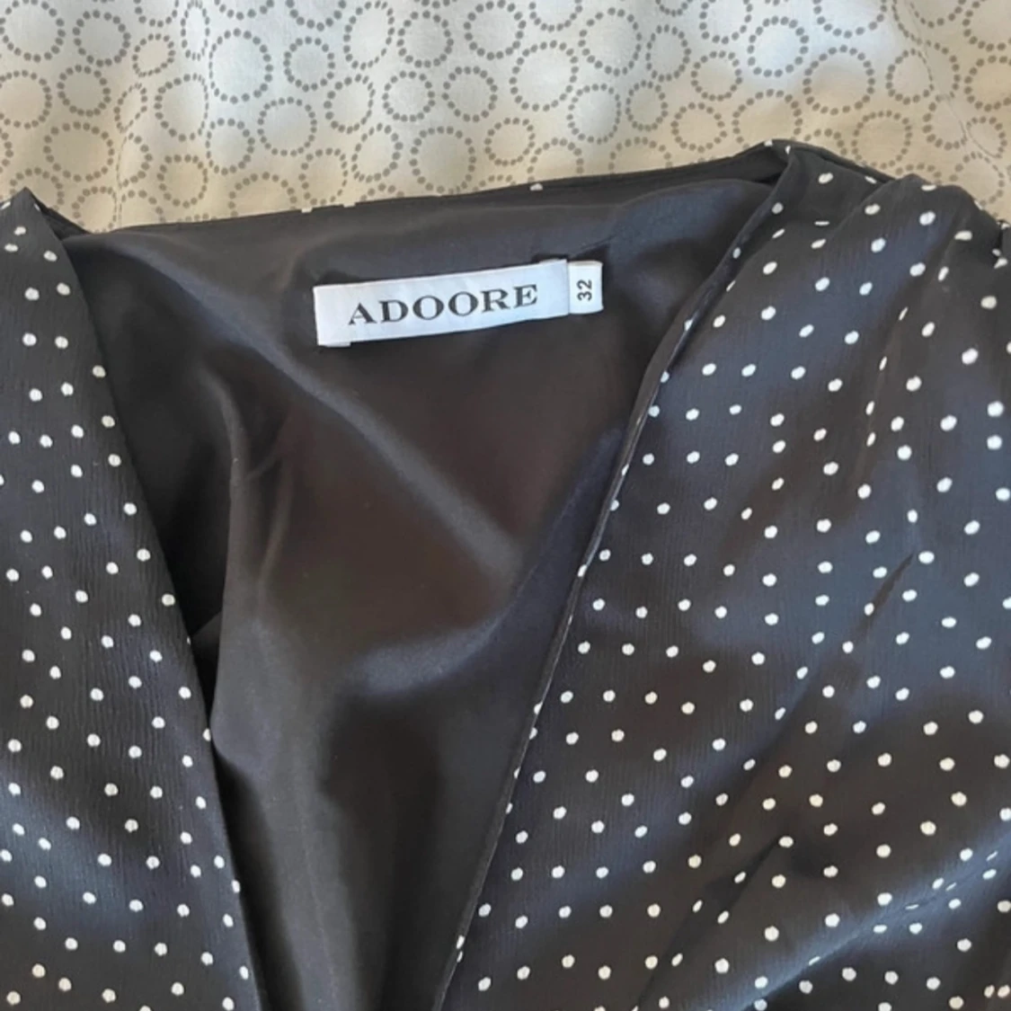 Svart prickig klänning från ADOORE - 90