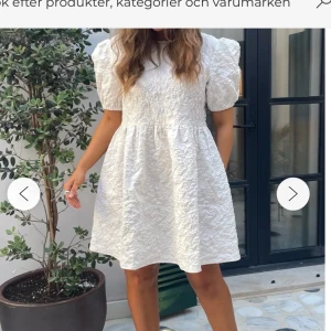 BY IC klänning  - Säljer denna superfina klänning från By IC, i stl XS, då den är för stor för mig🤍