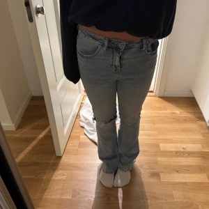 Säljer dessa super unika bootcut jeansen!! - Säljer mina super coola bootcut jeans med hål och utan back fickor. Såååå najs och unika, stl 34