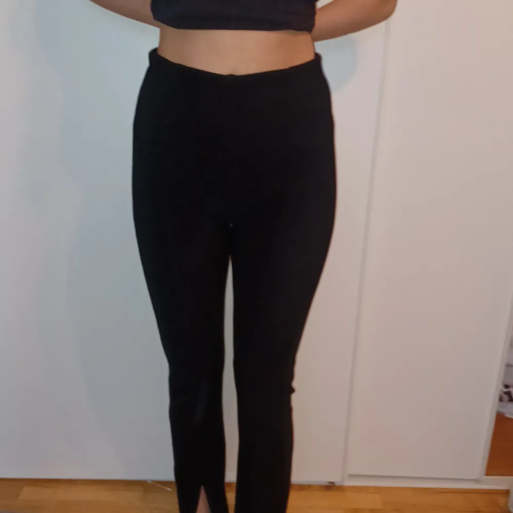 Säljer ett par svarta leggings i mycket bra skick. De är tighta och högmidjade, perfekta för både vardag och träning. Materialet är stretchigt och bekvämt, vilket gör dem till ett måste i garderoben. Passar till alla säsonger!. Jeans & Byxor.