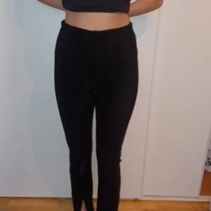 Svarta leggings - Säljer ett par svarta leggings i mycket bra skick. De är tighta och högmidjade, perfekta för både vardag och träning. Materialet är stretchigt och bekvämt, vilket gör dem till ett måste i garderoben. Passar till alla säsonger!