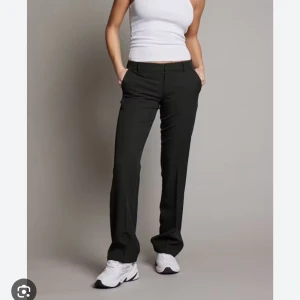 Svarta kostymbyxor - Säljer ett par stilrena svarta kostymbyxor i mycket bra skick. Det är bikboks modell vera som är en lowwaist modell med bootcut. Snygga och bra längd i benen . Köpta för 499.💕