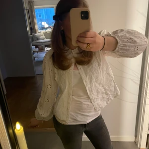 Zara blus - Säljer en superfin vit zara blus med långa ärmar. köpt i sthlm och använt fåtal gånger. Pris kan diskuteras och skriv för fler bilder 🩷