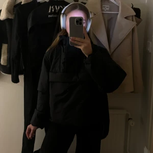 Svart pufferjacka från Arket - Säljer en svart pufferjacka från Arket i storlek S. Jackan är perfekt för kalla dagar med sin varma och vadderade design. Den har en hög krage och långa ärmar för extra skydd mot kylan. Passar perfekt för både höst och vinter. 🖤