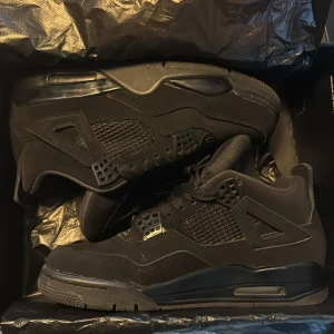  Nike Air Jordan 4 - Säljer ett par svarta Nike Air Jordan 4 Black cats  i nytt skick. Levereras med originalförpackning och StockX-verifiering.