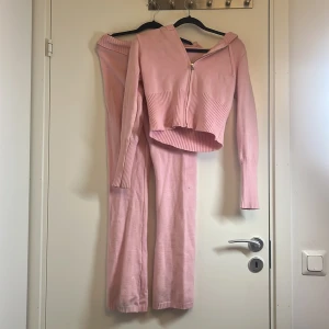 Rosa stickad hoodie - Säljer knitted rosa sett bra skick byxorna är i storlekek L och tröjan S som ny💕