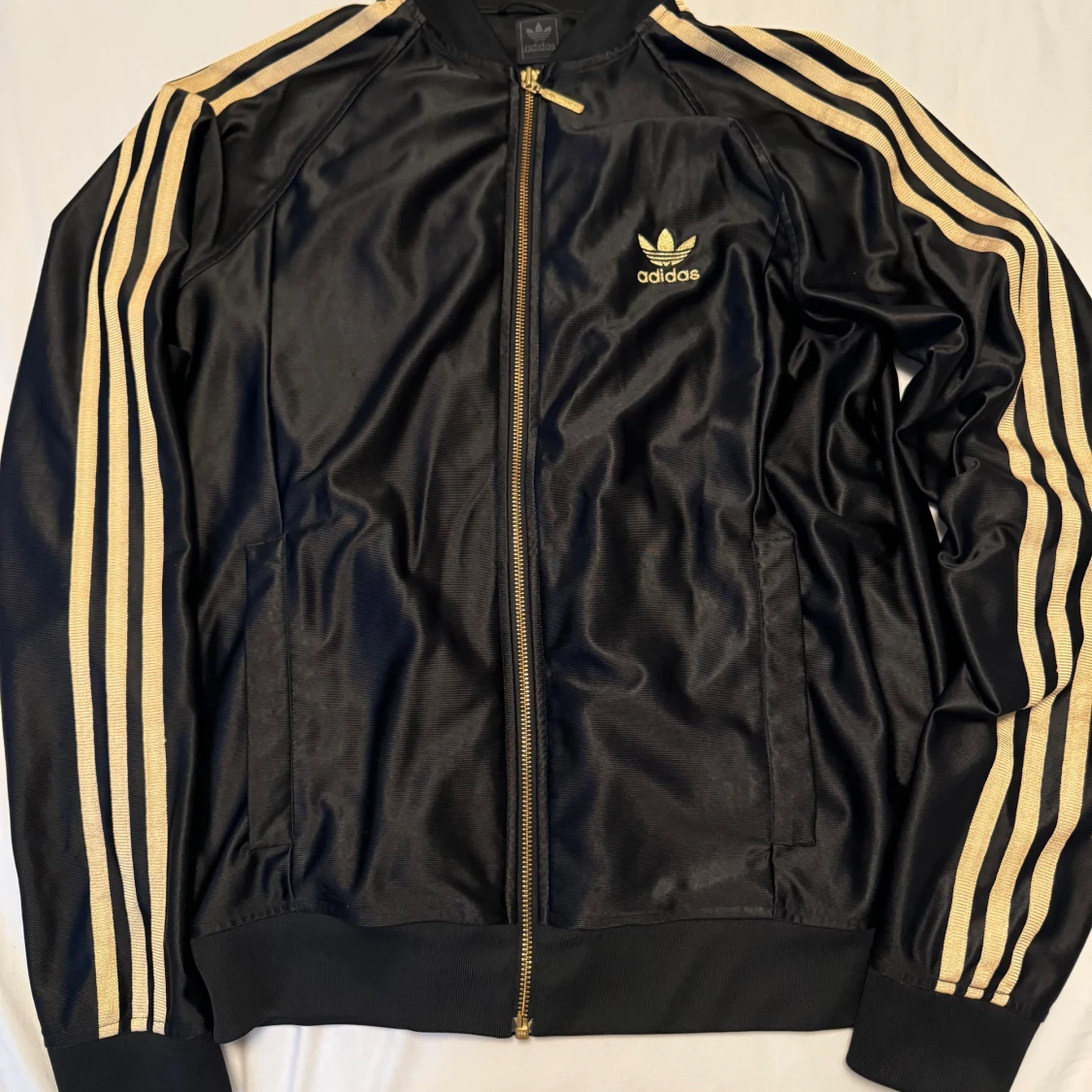 Svart Adidas jacka med guldiga ränder - 1