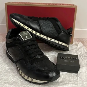 Valentino rockrunners - Säljer ett par Vallentino rockrunners som är i gott skick, säljer för att de inte passar mig. Några nitar saknas men inget man märker av eftersom att de saknas på insidan. Perfekt inför kylan.