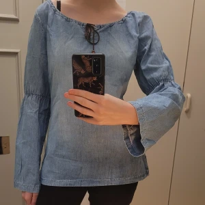 Blus i jeanstyg  - Säljer denna riktigt häftiga och unika blusen i jeanstyg💕 storlek 36 men passar nog mindre och större💕 gammal från kapphal så går inte att få tag på! Så unik och cool! Supertrendig💕💕💕 älskar den så säljer inte för dålig bud!!💕