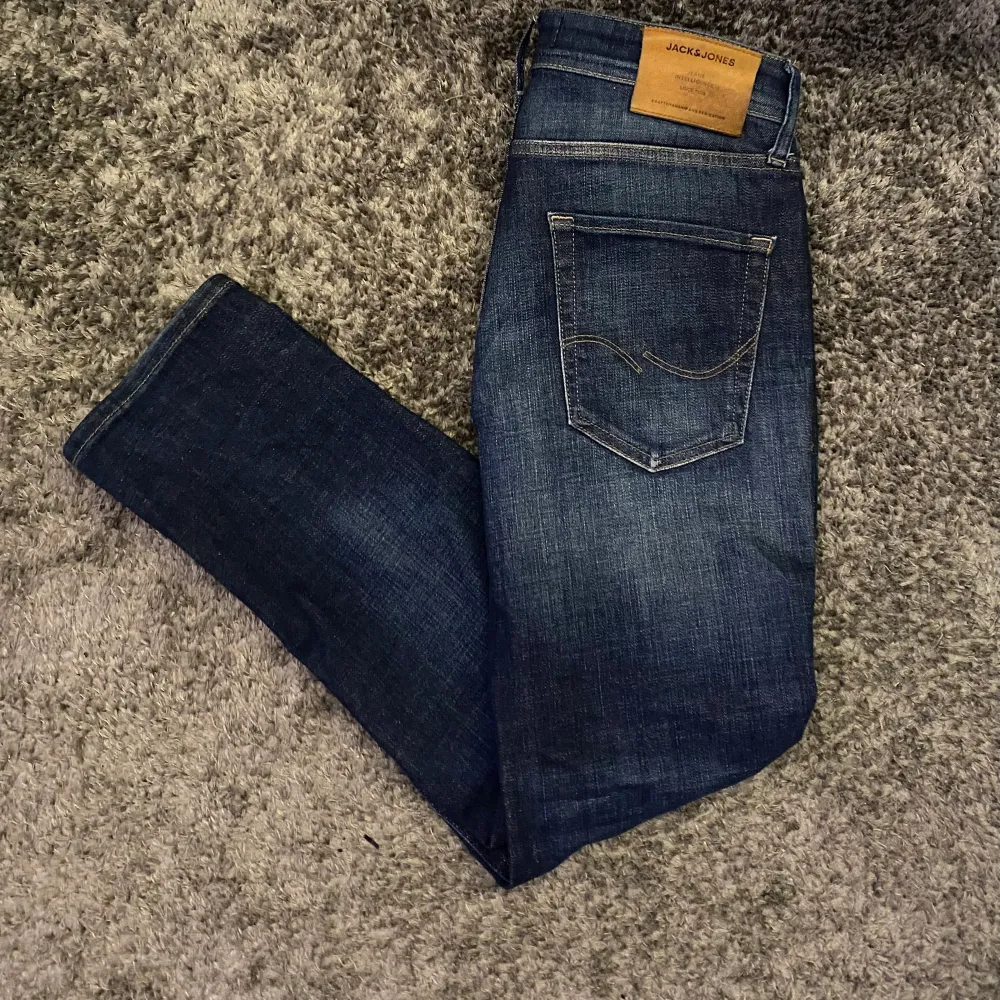 Säljer ett par superfräscha jeans från jack&jones i superbra skick🙌🙌 De är köpta för ca 800-900kr.                                                                   Pris kan diskuteras, hör av dig vid minsta fundering🙌🤩. Jeans & Byxor.