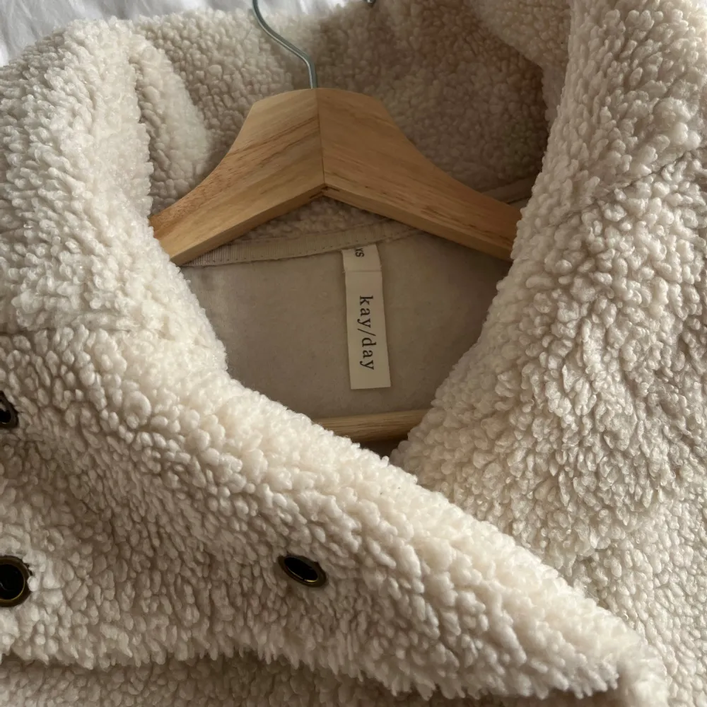 Mysig beige teddyjacka från kay/day i storlek xs. Perfekt för kyliga dagar med sin fluffiga och varma design. Jackan har en hög krage och fickor framtill. Den är i mycket bra skick. Kom gärna med eget bud ⭐️. Jackor.