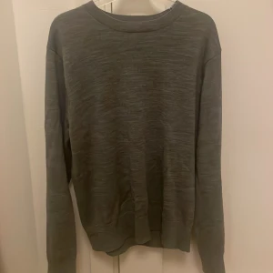 Stickad merinoull tröja - Säljer en grå tröja i merinoull från sandö. Använd ett fåtal gånger och inga slitage eller defekter på tröjan. Storlek M men passar även S.