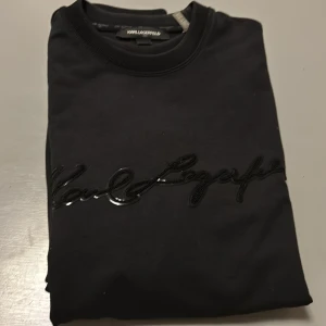 Svart tröja från Karl Lagerfeld - Säljer en snygg svart tröja från Karl Lagerfeld i mycket bra skick. Perfekt för både vardag och lite mer uppklädda tillfällen. Skick 9/10 använd typ 7 gånger Långärmad och bekväm passform. Jag skulle säga att den sitter perfekt som M eller stor S. Pris kan diskuteras. Nypris 1600.