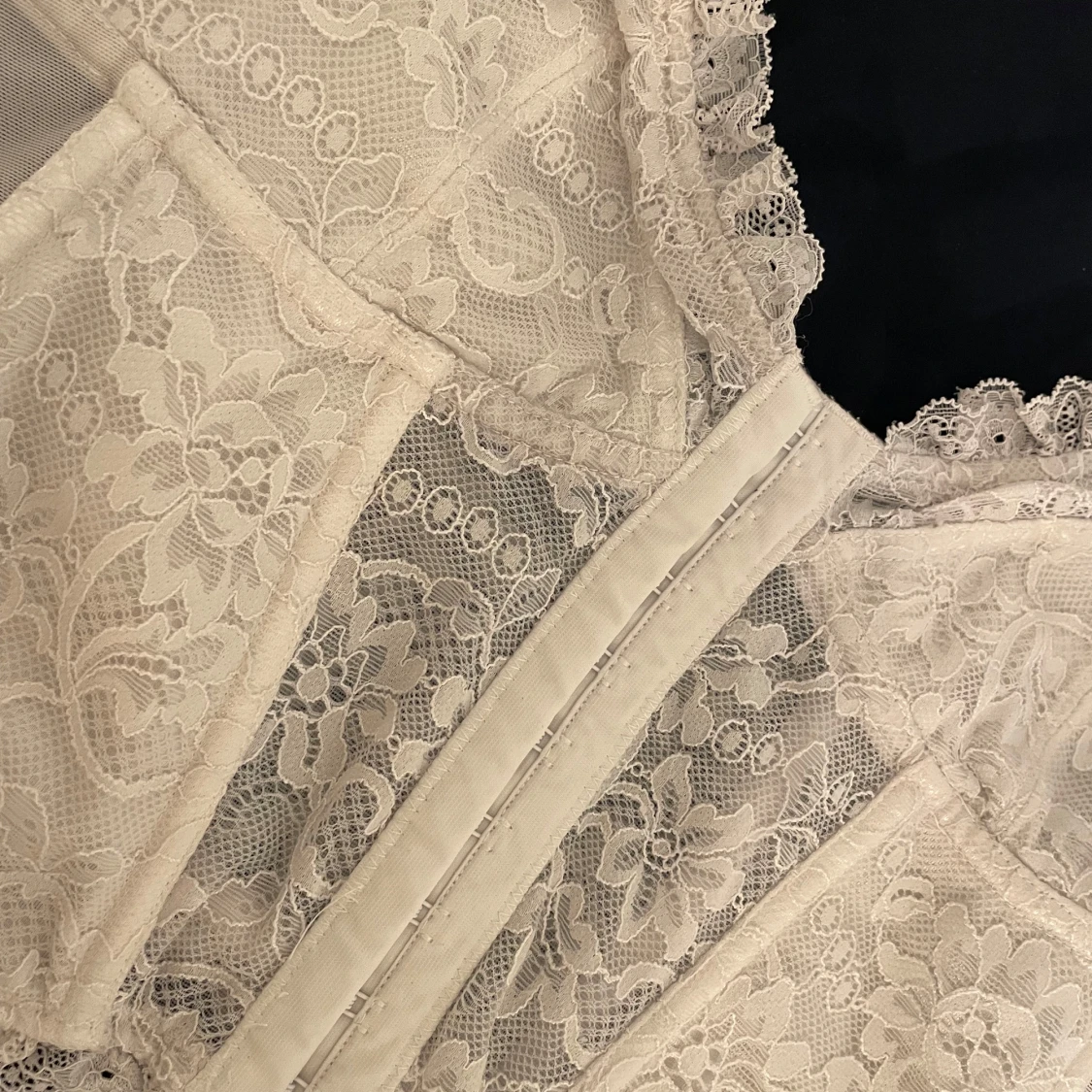 Vit spetskorsett - 92
