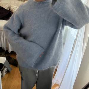 Säljer denna underbara tröjan ifrån H&M Premium! Den är i superfint skick och i en oversize modell💙 Inga defekter och stickad i bra material vilket gör den varm nu till vintern😇