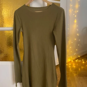 A-DSGN klänning - A-DSGN klänning i fint skick. Använd en gång. Perfekt för höst och vinter, men fungerar också bra att ha på sommaren. Den är både bekväm och snygg. Passar bra till både vardag och festliga tillfällen!