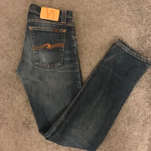Nudie Jeans - Tja, säljer nu dessa riktigt snygga Nudie jeans i modellen ”lean dean” dem är i storlek 28W 32L och sitter riktigt bra i passformen, dessa jeans är i nyskick och har endast använts 2 elr 3 ggr. Priset kan sänkas vid snabbaffär.