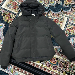 Canada goose macmillan black label - Hej säljer en Canada goose macmillan black label, har bara testat den och är helt ny. Säljer den för att den passar inte mig. Storlek M men passar S. Originala canada goose plastpåse följer med