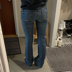 Bootcut jeans rock & republic  - Säljer ett par lågmidjade bootcut jeans från Rock & Republic, bra skick.🥰 Står ingen storlek men de är 36cm rakt över i midjan och 83/84cm i innerbenslängd. Passar en storlek xs skulle jag säga. Jag på bilden är 170cm lång.