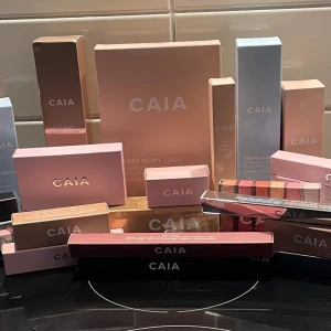 Smink från CAIA 50% - Säljer massa smink från CAIA med olika produkter, 50% billigare än ordinarie priser. Inkluderar ögonskuggor i flera färger, läppstift och läppglans i snygga nyanser. Perfekt för att skapa både vardags- och festlooker. Allt är nytt och oanvänt! Skriv till mig för att få pris lista, finns inte något med på listan så är det sålt!💓