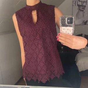 Vinröd spetsblus - Säljer en elegant vinröd spetsblus i mycket bra skick.🩷🩷