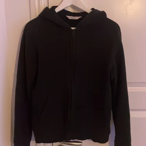 Svart hoodie med dragkedja - Säljer en stilren svart zip hoodie från hm, passar dig som är runt 170, skick skulle jag säga är 7/10 kom pm för några frågor 