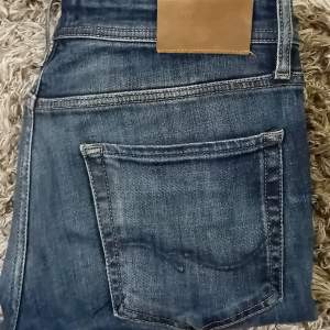 Säljer ett par feta mörkblåa jeans från Jack & jones. Passformen är Slim fit i storlek 30/32 och är i topp skick! Dem e jävligt sköna och säljer dem för endast 249kr (pris kan diskuteras) Ifall du har några frågor är det bara att skriva!