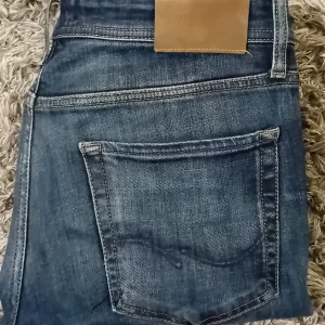 Jack & Jones jeans - Säljer ett par feta mörkblåa jeans från Jack & jones. Passformen är Slim fit i storlek 30/32 och är i topp skick! Dem e jävligt sköna och säljer dem för endast 249kr (pris kan diskuteras) Ifall du har några frågor är det bara att skriva!