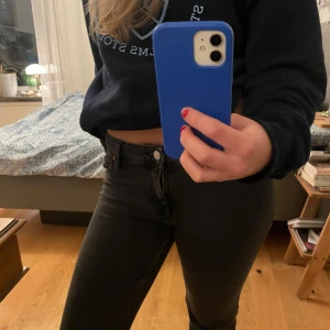 Svarta jeans i mycket bra skick - Säljer dessa svarta jeans från MONKI i mycket bra skick. De är i storlek 34, men passar även 36. Nypris 600 kr!!🥰