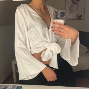 Vit blus - Säljer en superfin vit blus med långa ärmar och knytband i midjan. Perfekt för både vardag och fest! Aldrig använd❤️