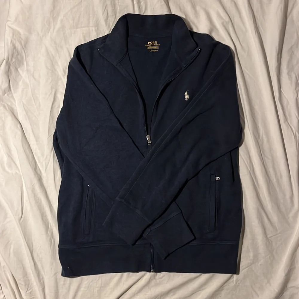 Sjukt snygg Ralph lauren fullzip. Fint material! Bara att höra av sig vid funderingar!. Tröjor & Koftor.