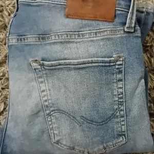 Jack & Jones jeans - Säljer ett par feta Jack & Jones brallor för endast 249 priset kan diskuteras. Dem är slim fit i storlek 30/32 i topp skick! Skriv om du har några frågor eller vill ha flera bilder.