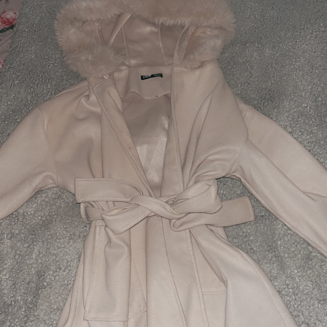 Beige kappa med huva och bälte