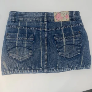 Lågmidjade jeanskjol - En jättefin lågmidjad jeanskjol som inte kommer till användning. Jättecool slitning och tvätt. Passar storlek S 🤍