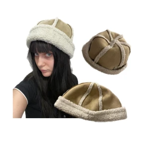 Beige vintermössa med fuskpäls - Säljer en supermysig beige mössa med fuskpälsdetaljer. Perfekt för kalla vinterdagar! Den har en unik design med paneler och en bred kant av fluffig fuskpäls. Passar perfekt för att hålla värmen och se stilren ut samtidigt. ❄️