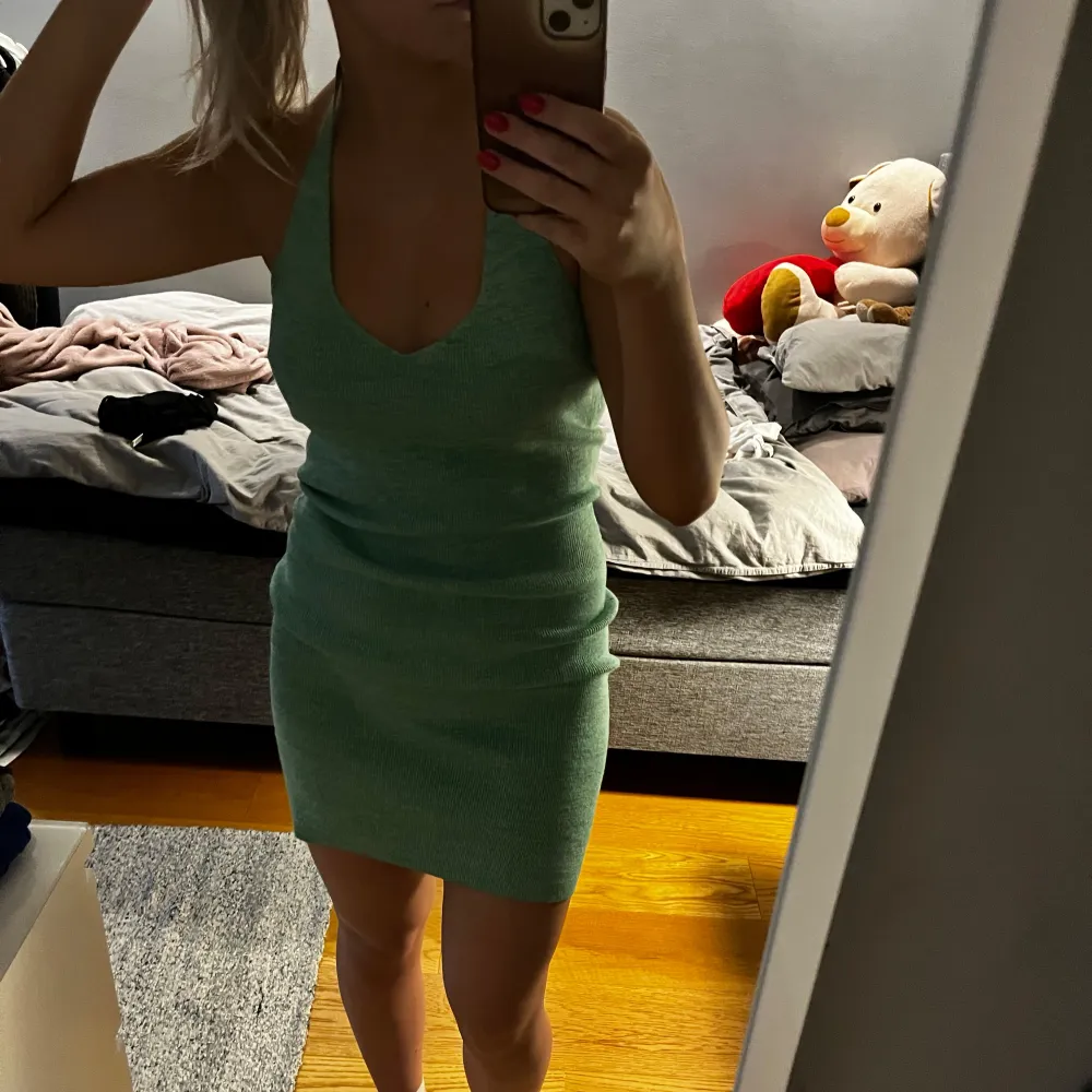 Säljer en superfin grön ribbad klänning från Bik Bok i storlek S. Den är mycket stretchig och har en snygg halterneck-design som knyts i nacken. Klänningen är i mycket bra skick! 💚. Mekot.