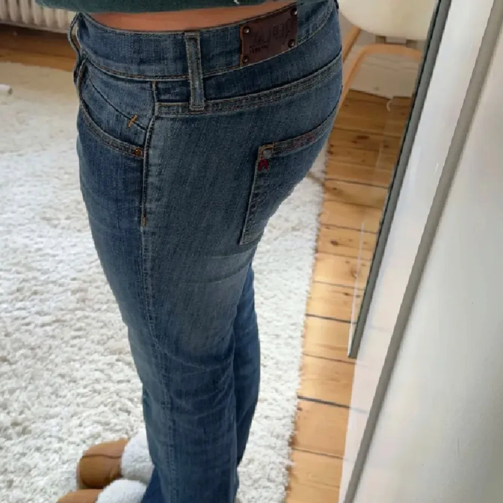 Säljer ett par snygga blå bootcut jeans från replay. De är i bra skick doch har en liten hål (se sista bild). Midjemått är 41cm och innerbenslängden är 78cm. Jeans & Byxor.